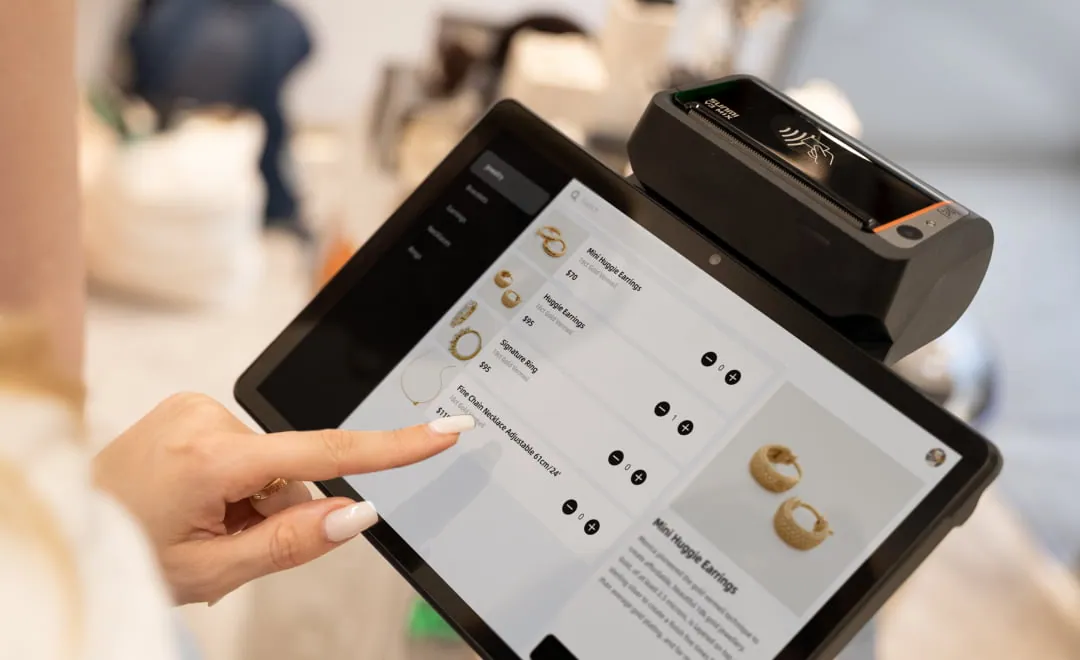 Catalogue produits parcouru du bout du doigt sur le terminal mobile