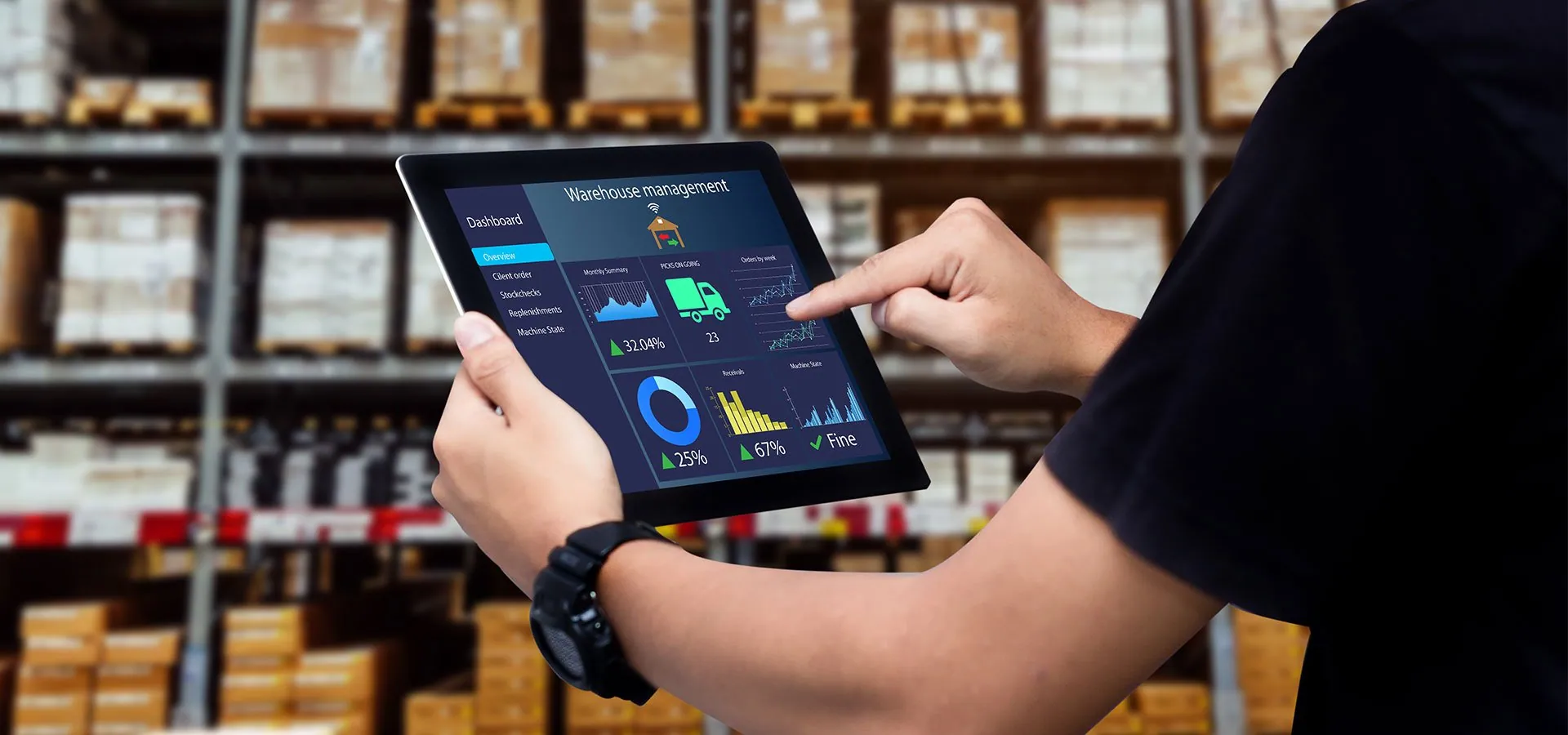Tableau de bord de gestion de stock consulté sur tablette au milieu des rayonnages