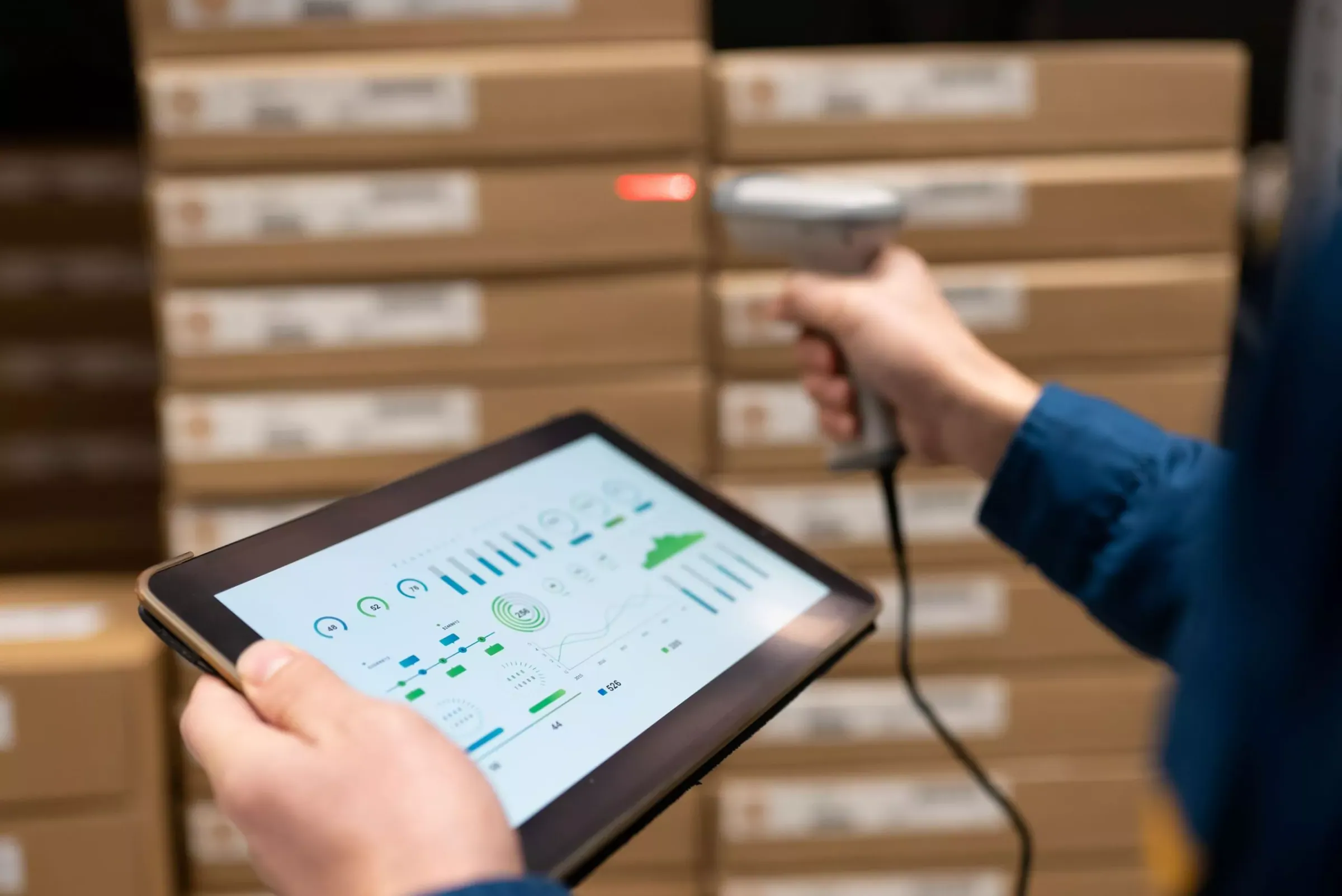 Article scanné au lecteur code-barres en entrepôt, quantités mises à jour sur la tablette