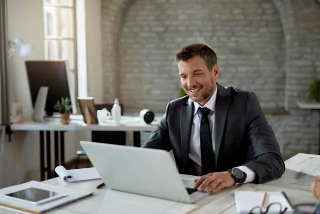 Ingénieurs SSI au travail sur une infrastructure informatique